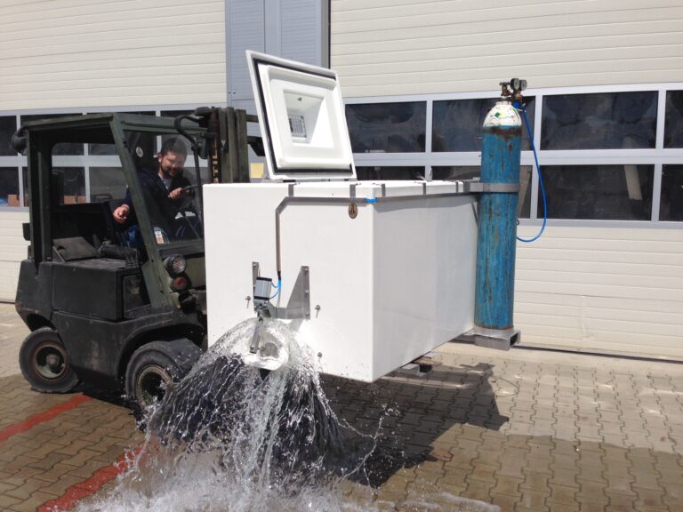 Remote controlled pneumatic sluice for fish tank